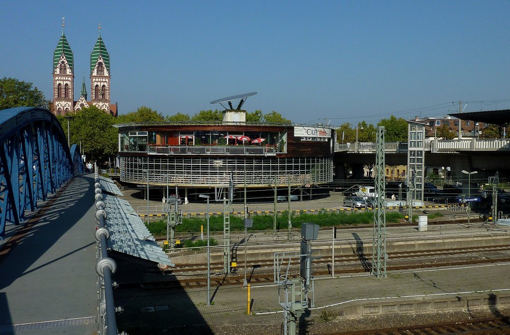 Freiburg im Breisgau, Blick ber das Bahnhofsgelnde zum Stadtteil Sthlinger mit der runden Fahrradgarage und der Herz-Jesu-Kirche, Aug.2010  