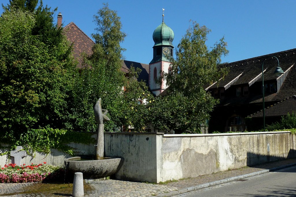 Freiburg im Breisgau, Blick ber den Dorfbrunnen zur Barockkirche im Ortsteil Lehen, Aug.2011