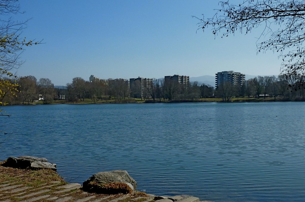 Freiburg im Breisgau, Blick ber den Moosweiher auf den Stadtteil Landwasser, Mrz 2012