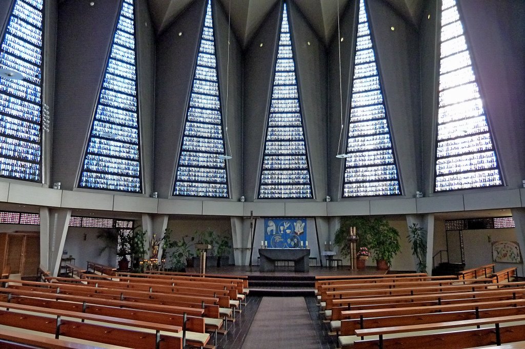 Freiburg im Breisgau, Blick zum Altar der St.Albert-Kirche, Jan.2012