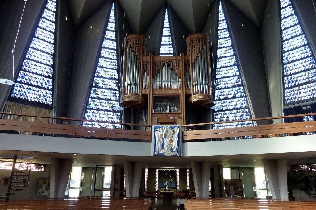 Freiburg im Breisgau, Blick zur Orgel in der St.Albert-Kirche, Jan.2012