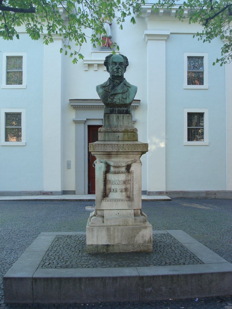 Freiburg im Breisgau, Denkmal für den Theologieprofessor, Volksschriftsteller und Erziehungswissenschaftler Alban Stolz (1808-1883), der in Freiburg lebte und arbeitete, April 2010 