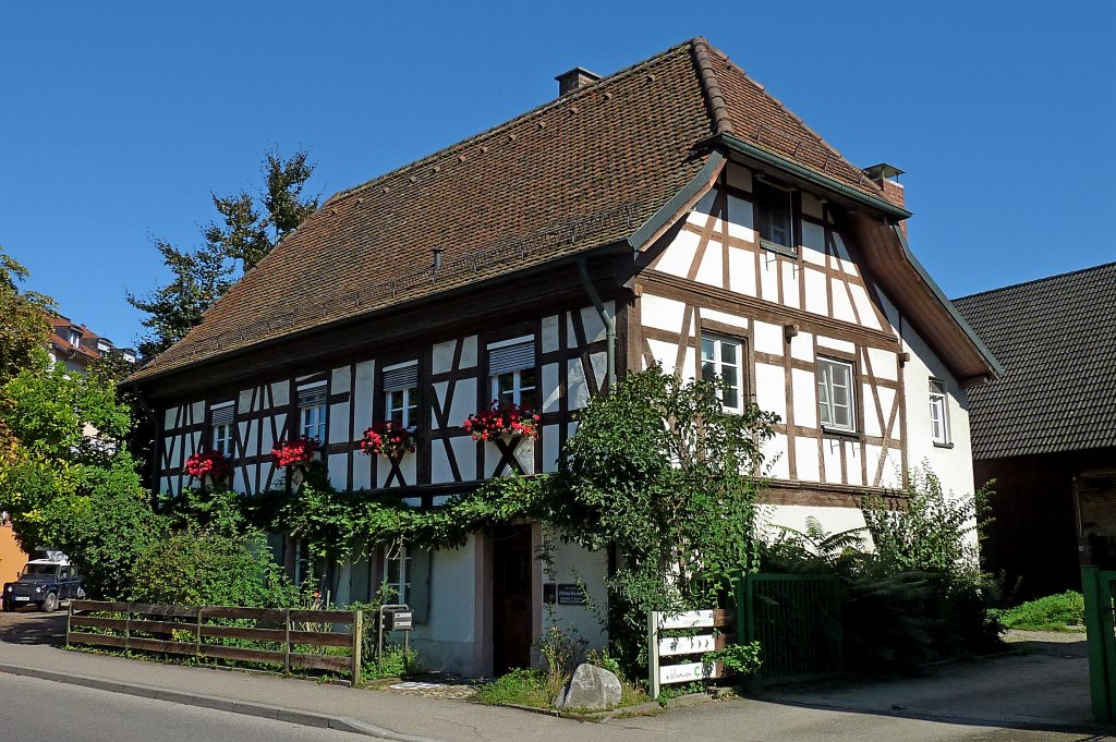 Freiburg im Breisgau, dieses schn restaurierte ehemalige Bauernhaus steht im Ortsteil Lehen, Sept.2011