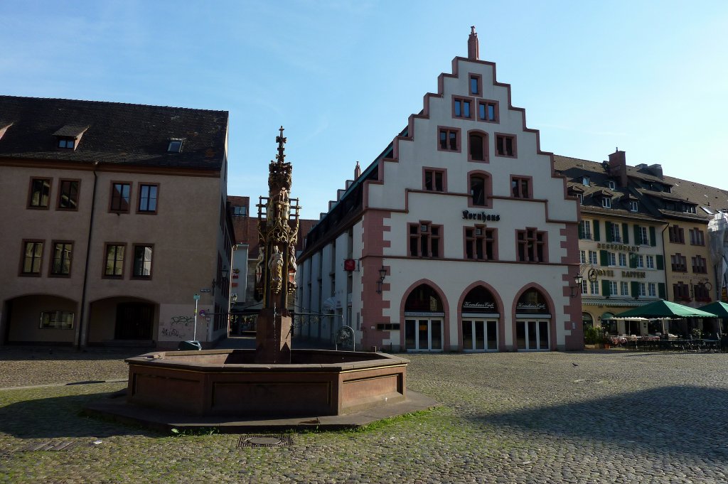 Freiburg im Breisgau, ein Teil des Mnsterplatzes mit dem Fischbrunnen und dem Kornhaus, Sept.2011