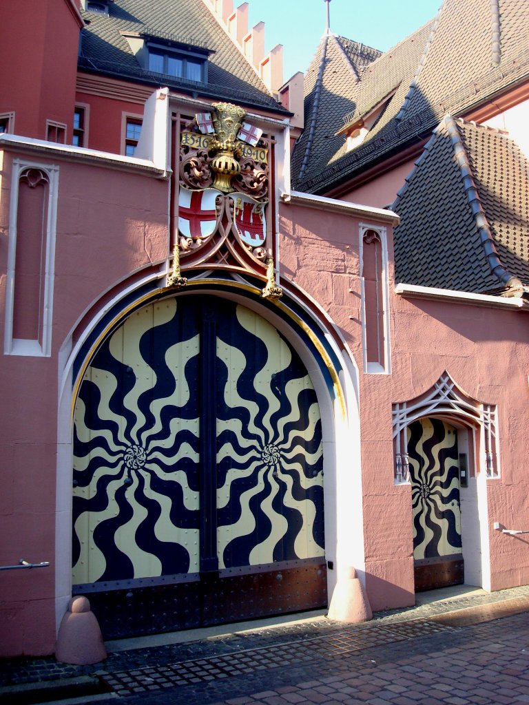 Freiburg im Breisgau, das Eingangstor zum  Haus zur Rose  am Kartoffelmarkt, 1908 neu errichte auf dem Boden des ehemaligen Frauenklosters Santa Clara, April 2010