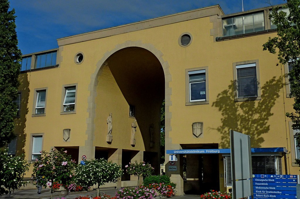Freiburg im Breisgau, Eingangstor zum Universittsklinikum, 1937 erbaut, ist die drittgrte Uni-Klinik in Deutschland, Aug.2011 