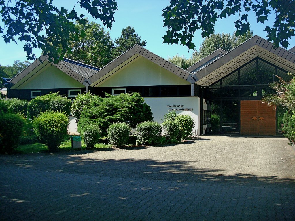 Freiburg im Breisgau, die evangelische Kirche im Stadtteil Landwasser, Anfang 1970 erbaut, Juni 2011