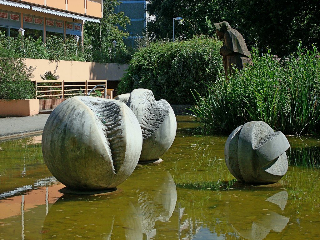 Freiburg im Breisgau, die  Gespaltenen Welten  aus Marmor, vom Knstler van Look, stehen seit den 1970er Jahren im damals neu aufgebauten Stadtteil Landwasser, Juli 2011