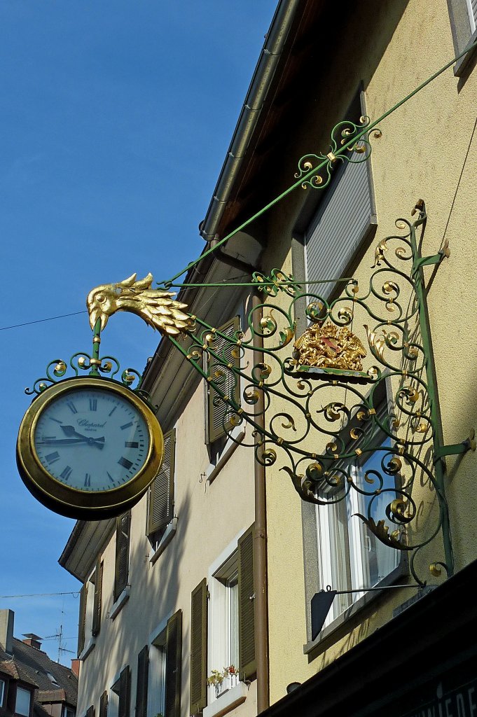 Freiburg im Breisgau, Handwerkerschild an einer Uhrmacherei und Goldschmiede, Sept.2011