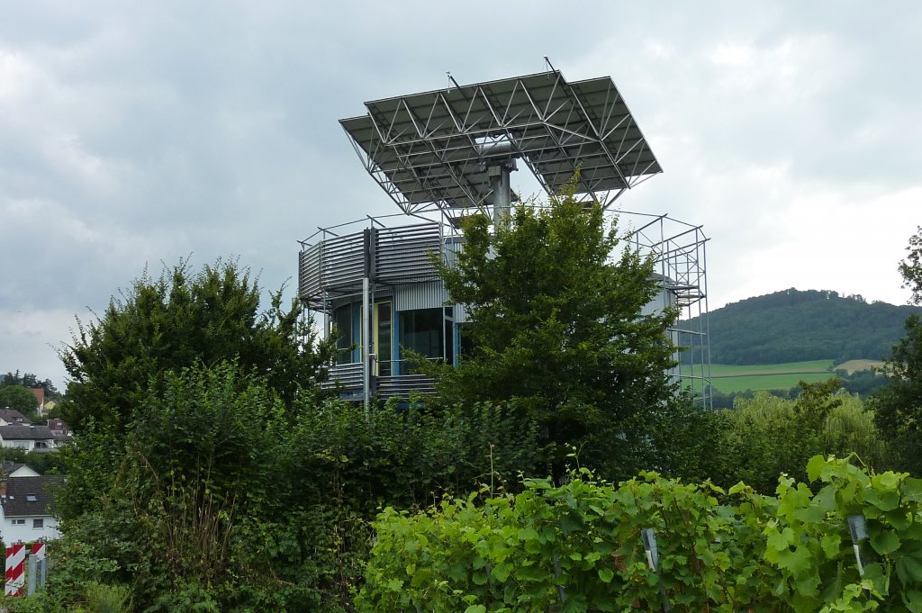 Freiburg im Breisgau, das Heliotrop, ein zylinderfrmiger Bau, drehbar um die eigene Achse gelagert und nach der Sonne ausgerichtet, das erste Haus der Welt, das mehr Energie erzeugt, als es verbraucht, das 54 Quadratmeter groe Sonnensegel auf dem Dach ist drehbar und schwenkbar gelagert, war 1994 fertig, Architekt R.Disch, Juli 2011