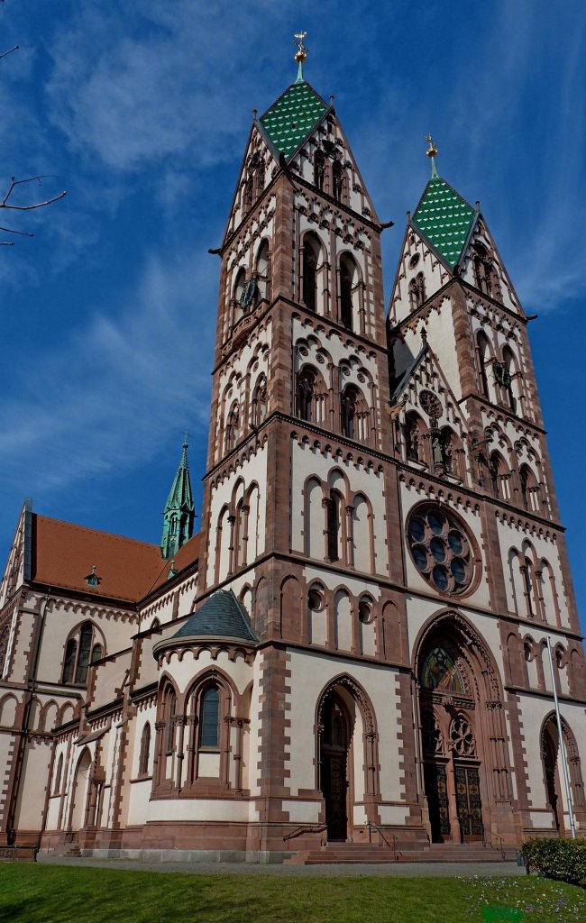 Freiburg im Breisgau, die Herz-Jesu-Kirche mit den markanten Doppeltrmen, im Stadtteil Sthlinger, Mrz 2012