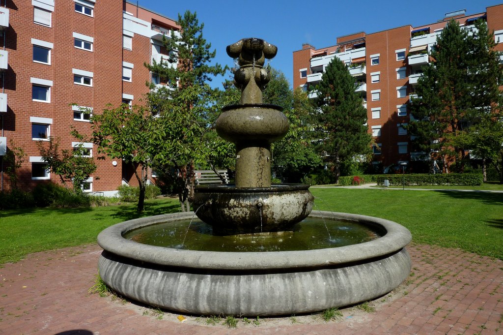 Freiburg im Breisgau, der Idinger Brunnen  vom Knstler Peter Wernet steht seit 1976 in einer Wohnanlage im Westteil der Stadt, Sept.2011