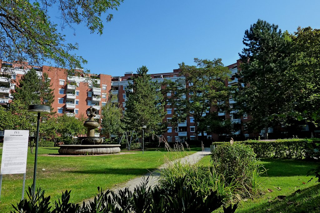 Freiburg im Breisgau, der Idinger Hof, eine groe Wohnanlage im Stadteil Bischofslinde, gebaut 1972-76, Sept.2011