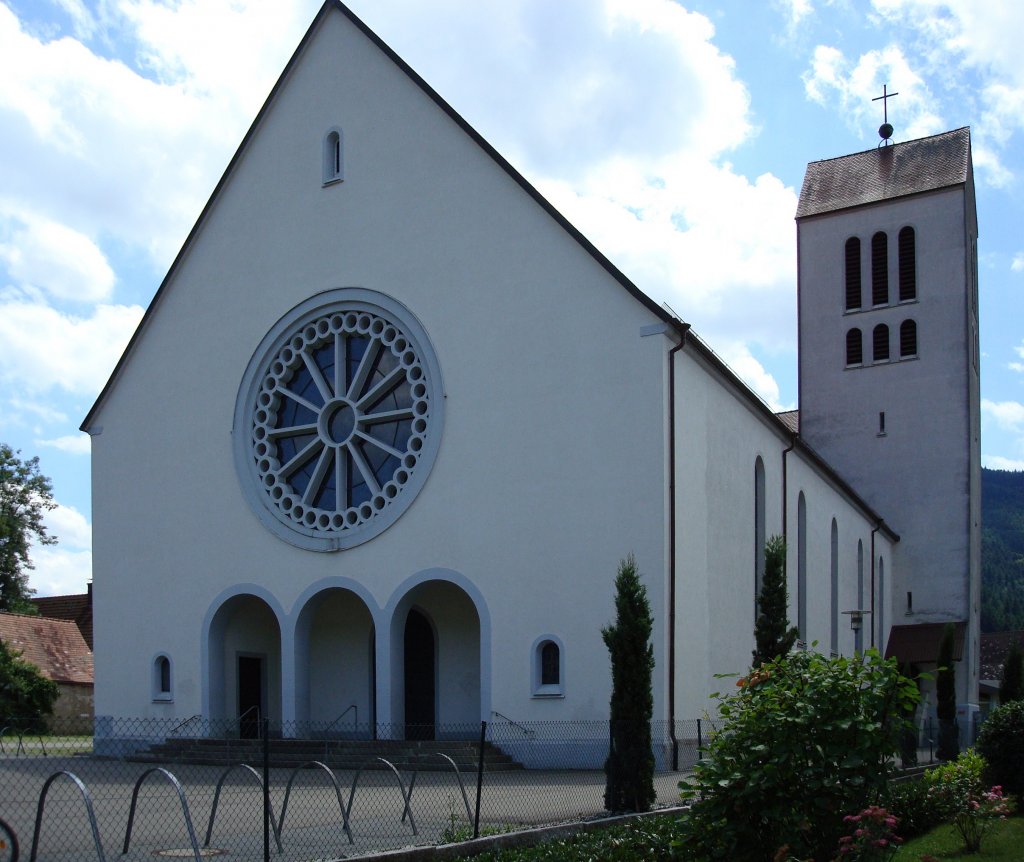 Freiburg im Breisgau, die kath.Kirche der Heiligen Dreifaltigkeit im Stadtteil Waldsee, erbaut 1952-53, Juli 2008