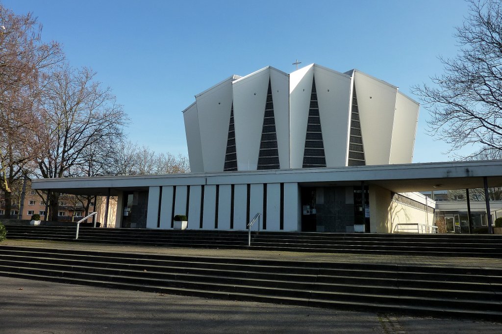 Freiburg im Breisgau, die katholische St.Albert-Kirche steht im Stadtteil Bischoffslinde, der Architekt Erwin Heine baute sie 1968-69, Jan.2012