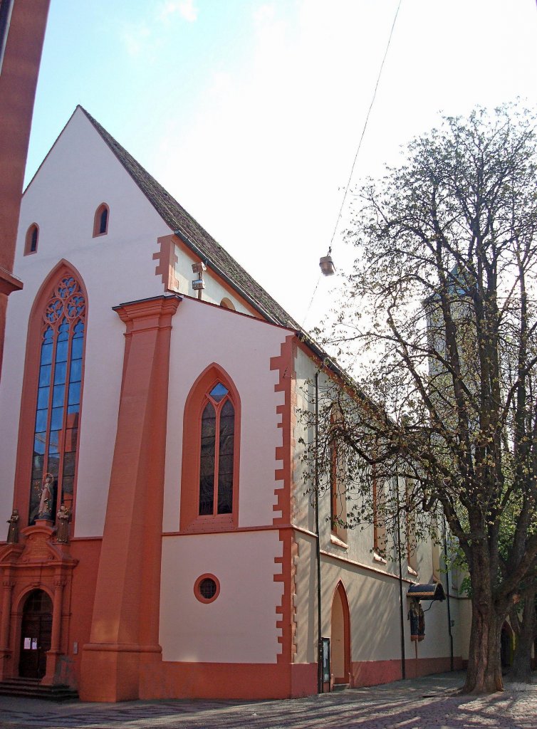 Freiburg im Breisgau, die katholische St.Martin-Kirche von 1262 steht am Rathausplatz, Mrz 2010