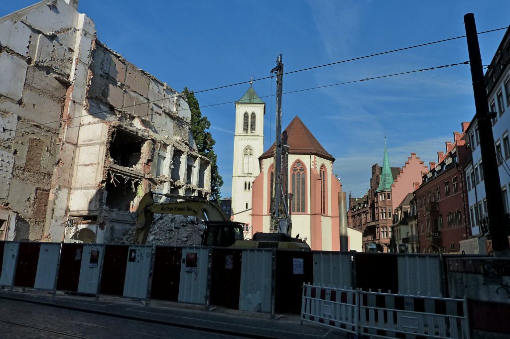 Freiburg im Breisgau, die krzlich entstandene Baulcke gibt den Blick frei auf die Ostseite der Martinskirche, Sept. 2011