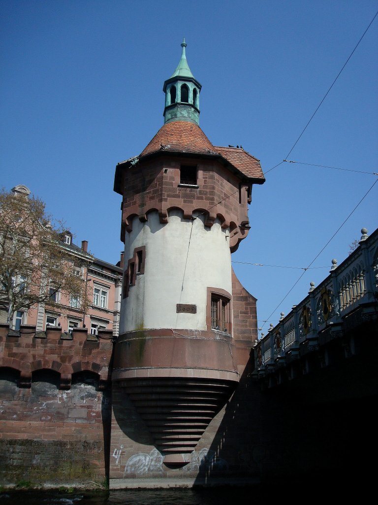 Freiburg im Breisgau, 
nach einer Hochwasserkatastrophe wurde die Schwabentorbrcke 1897-98 neu gebaut, der mittelalterlich gestaltete Turm daneben diente dem Brckenwchter bei Hochwasser als Schutz, Mai 2010 