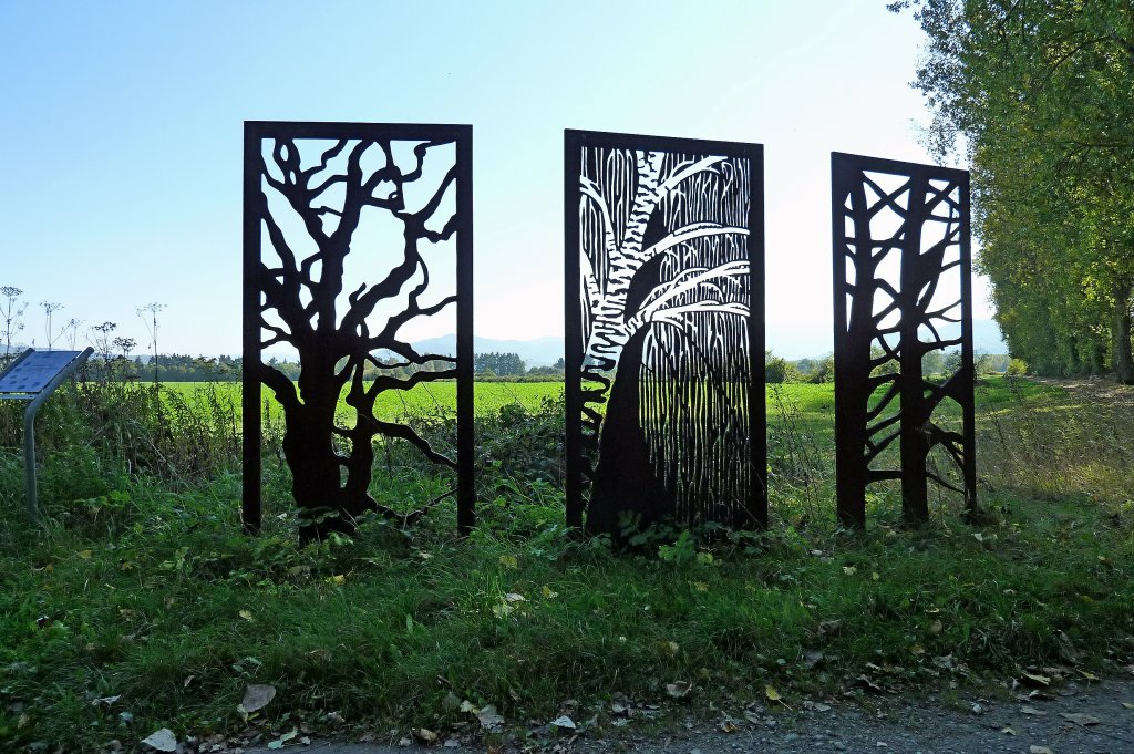 Freiburg im Breisgau, im Naturschutzgebiet Rieselfeld im Westen der Stadt steht dieses Kunstwerk aus über 2m hohen Eisenplatten, Okt.2011