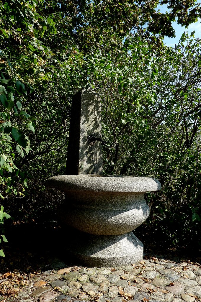 Freiburg im Breisgau, neben der Erentrudiskapelle auf dem Tuniberg bei Munzingen steht dieser alte Brunnen, Sept.2011