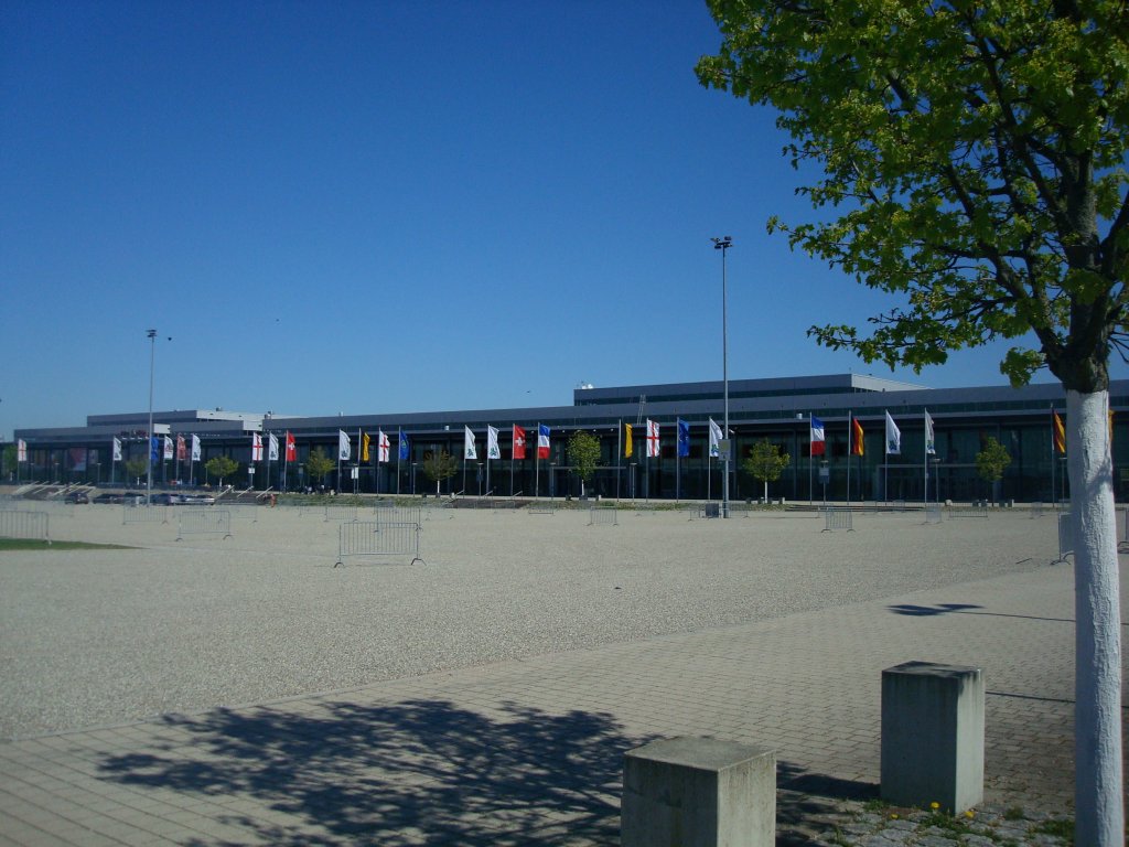 Freiburg im Breisgau, die Neue Messe neben dem Flugplatz, beherbergt mit der Rothaus-Arena den grten Veranstaltungsraum der Stadt, 2006 erffnet, April 2011 