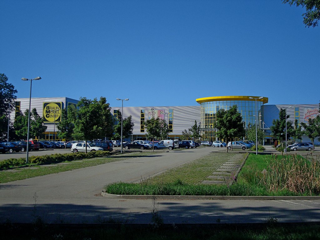 Freiburg im Breisgau, neuerbautes Mbeleinkaufzentrum, 2011