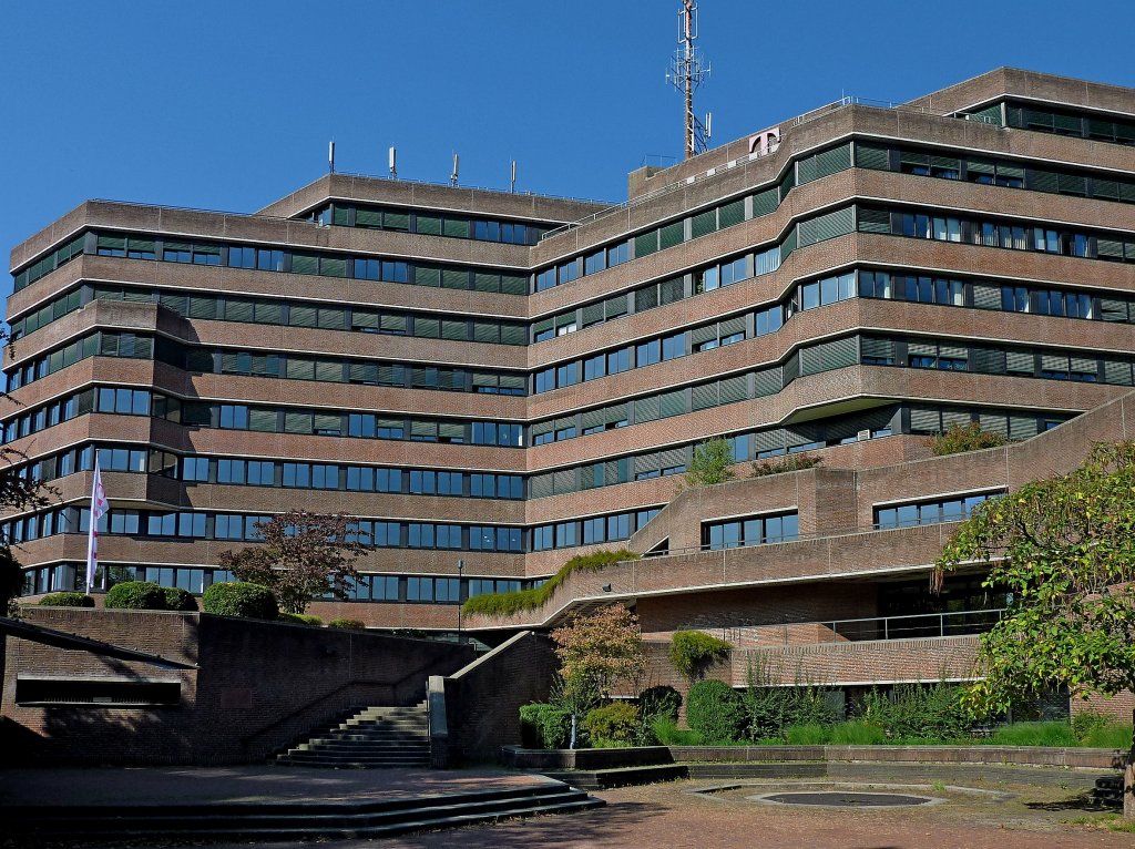 Freiburg im Breisgau, die Oberpostdirektion wurde Anfang der 1970er Jahre erbaut, der auffllige Backsteinbau stammt vom Mnchner Architekt Freiherr von Branca, heute von der Telecom genutzt, Sept.2011