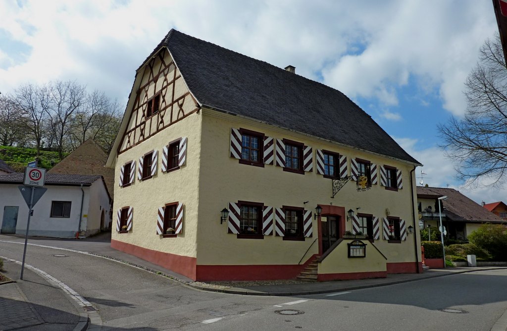 Freiburg im Breisgau, im Ortsteil Waltershofen steht der historische Gasthof  Zum Adler , Mrz 2012