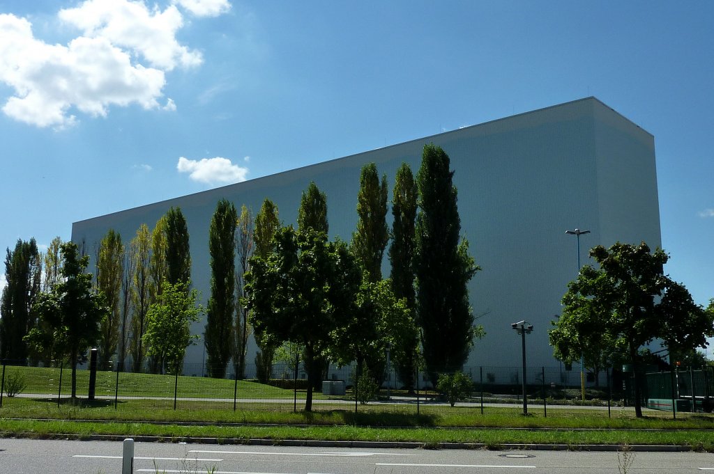 Freiburg im Breisgau, riesige fensterlose Lagerhalle einer ansssigen Arzneimittelfirma, Sept.2011