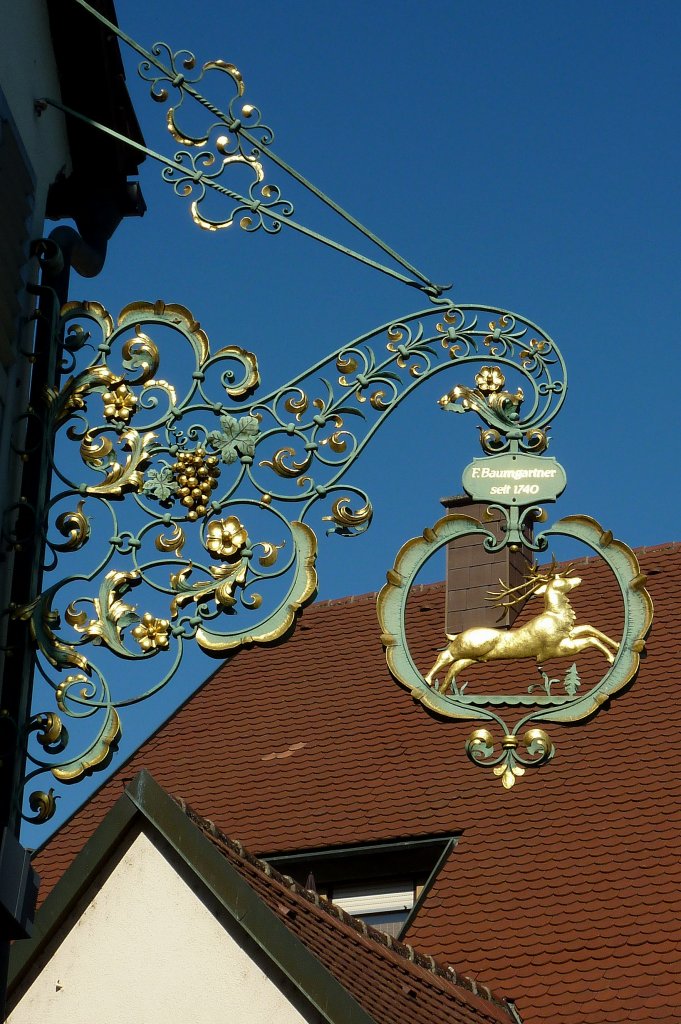 Freiburg im Breisgau, im Stadteil Lehen hngt dieses Wirtshausschild am Hotel  Hirschen , Sept.2011