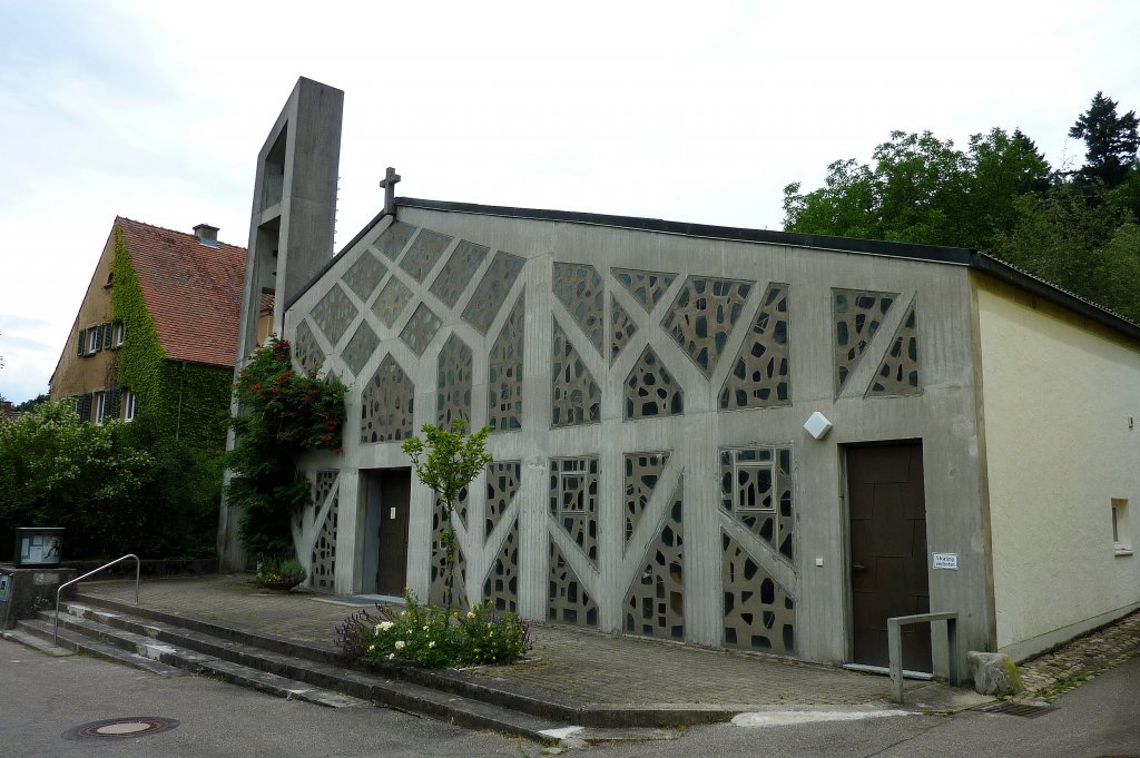 Freiburg im Breisgau, im Stadtteil Gnterstal steht die evangelische Matthias-Claudius-Kirche, erbaut 1962, Juli 2011