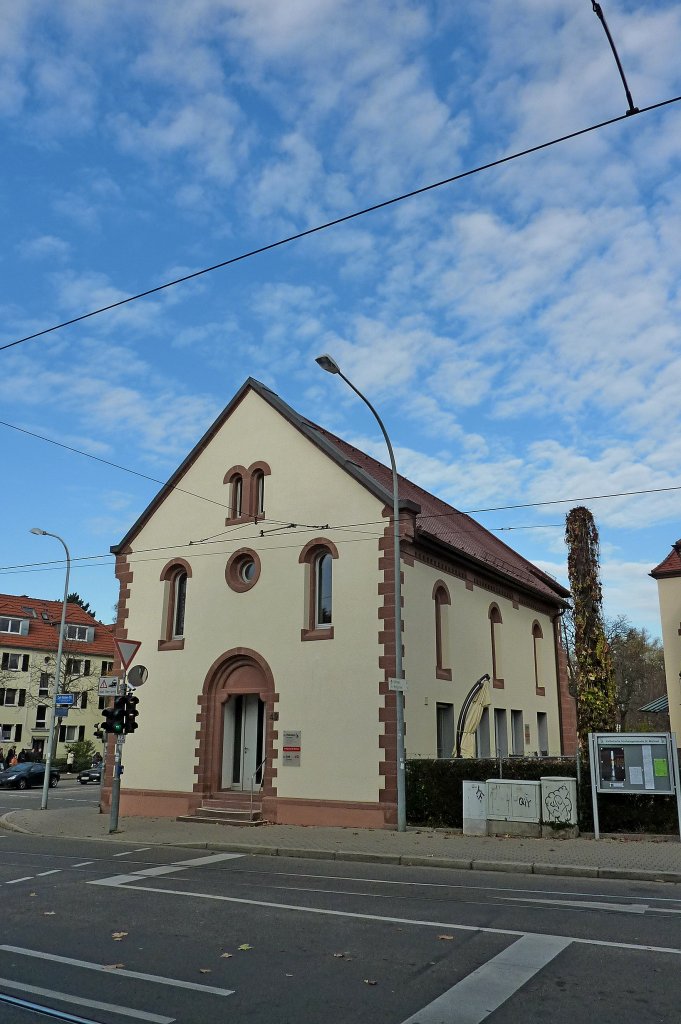 Freiburg im Breisgau, die St.Michaelskapelle im Stadtteil Haslach wurde 1866 geweiht, heute als Pfarrbro und Cafe genutzt, Nov.2011