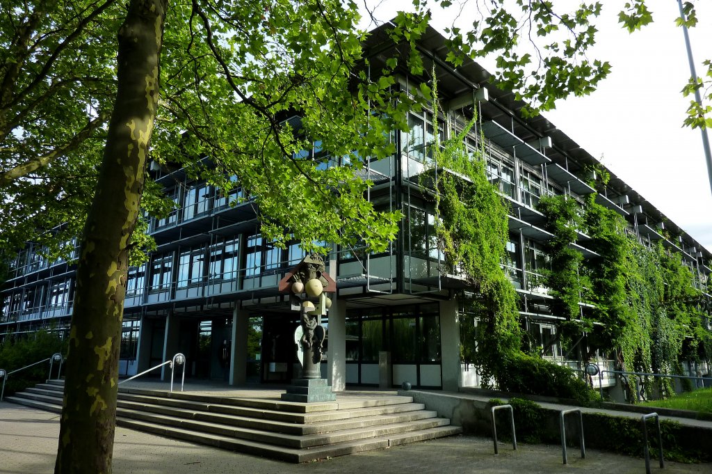 Freiburg im Breisgau, das Technische Rathaus, der pavillonartige Fachwerkbau stammt von 1971, Aug.2011