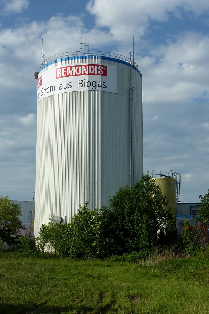 Freiburg im Breisgau, diese Vergrungsanlage wird mit organischem Abfall (in Freiburg die braune Tonne)betrieben, das anfallende Biogas wird mit Deponiegas der Mllkippe gemischt und im Blockheizwerk in Energie umgewandelt, Mai 2011