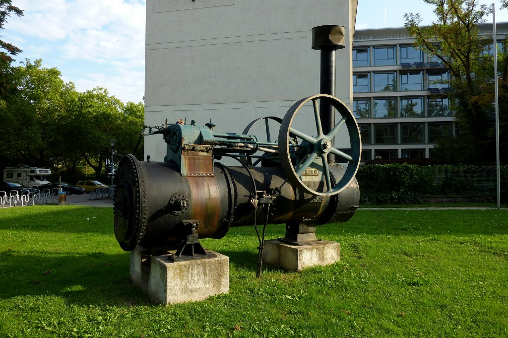 Freiburg im Breisgau, vor der Gewerbeschule steht als technisches Denkmal diese Lokomobile der Firma Lanz aus Mannheim, Baujahr 1920, Aug.2011