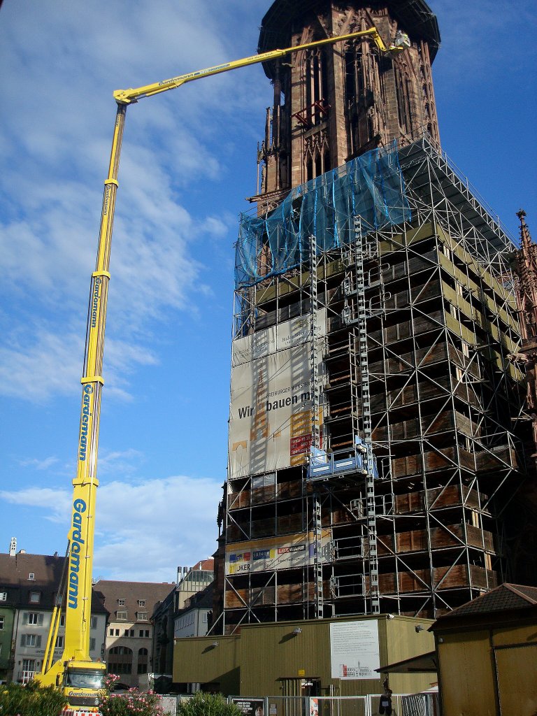 Freiburg im Breisgau, diese weltweit hchste Arbeitsbhne mit 100m Hhe und 40m seitlichem Ausleger der Firma Ruthmann kam im September 2010 zum Einsatz,um am Mnsterturm Schden festzustellen, Sept.2011 