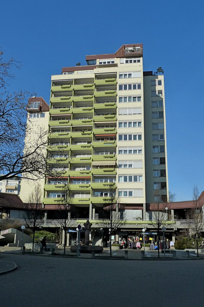 Freiburg im Breisgau, Wohn-und Geschftshochhaus aus den 1970er Jahren, steht im Stadtteil Bischoffslinde, Jan.2012