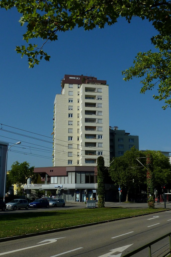 Freiburg im Breisgau, Wohnhochhaus mit unteren Geschftsetagen, an der Bischofslinde, gebaut in den 1970er Jahren, Sept.2011