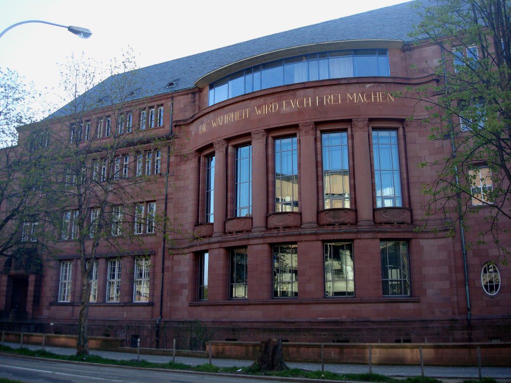 Freiburg im Breisgau,
das Hauptgebude der Albert-Ludwig-Universitt wurde 1913 errichtet,
1457 vom sterreichischen Erzherzog Albrecht gegrndet zhlt sie zu den ltesten Universitten in Deutschland,
Mai 2010