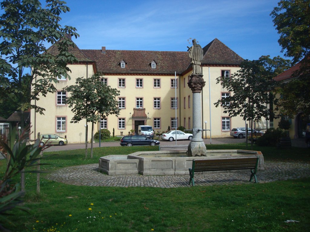 Freiburg im Breisgau,
das Jesuitenschlo, den Jesuiten an der Universitt Freiburg wurde das Anwesen 1635 geschenkt, grere Umbauten fhrten dann zum sogenannten Jesuitenschlo, 1977-79 nach verschiedenen Nutzungen Herstellung des historischen Bauzustandes, das Freiburger Stiftungsweingut ist im Hofgutbereich ansig mit Verkauf und Probierstube,
Okt.2010 