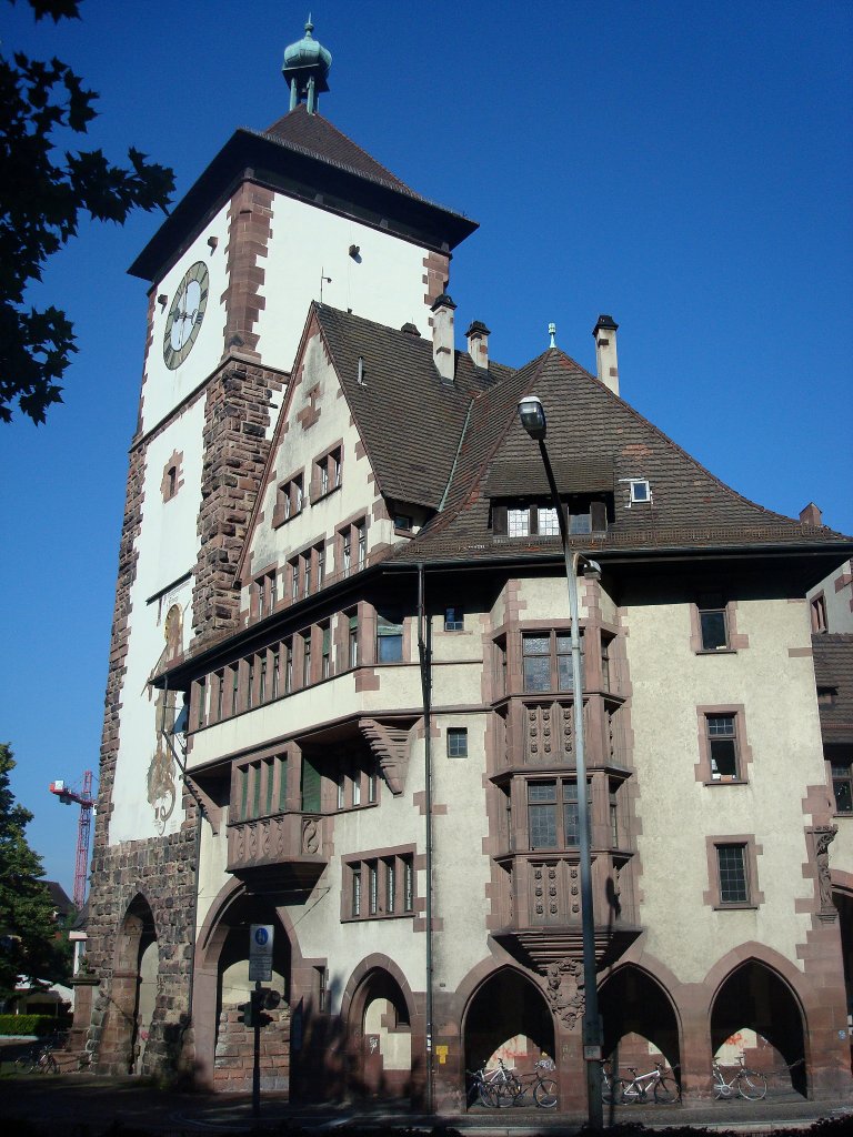 Freiburg im Breisgau,
das Schwabentor, ein Teil der ehemaligen Stadtbefestigung von 1250,
wurde 1901 auf fast doppelte Hhe aufgestockt, das Pyramidendach wurde 1954 aufgesetzt,
Sep.2010