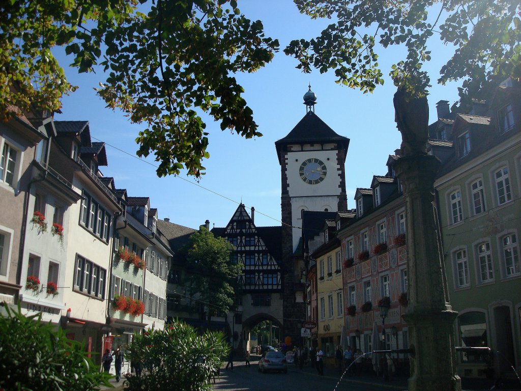 Freiburg im Breisgau,
das Schwabentor stadtauswärts vom Oberlindenplatz aus gesehen,
zusammen mit dem Martinstor einzig erhaltenes Tor der ehemaligen Stadtbefestigung,
Sept.2010