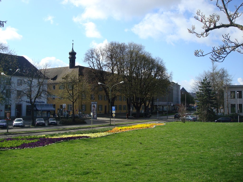 Freiburg im Breisgau,
das  Schwarze Kloster  (hier gelb),errichtet 1707-1710 als
Ordens-und Schulgebude der Ursulinerinnen,
nach der Tracht der Lehrfrauen  Schwarzes Kloster  genannt,
heute Volkshochschule,
April 2010