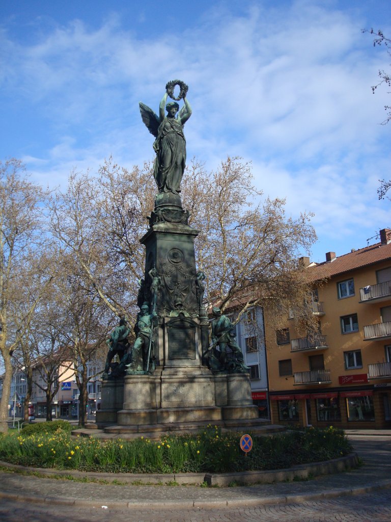 Freiburg im Breisgau,
das Siegesdenkmal, 1876 im Beisein von Kaiser Wilhelm und Bismark eingeweiht, erinnert an den Sieg gegen Frankreich 1871,
April 2010