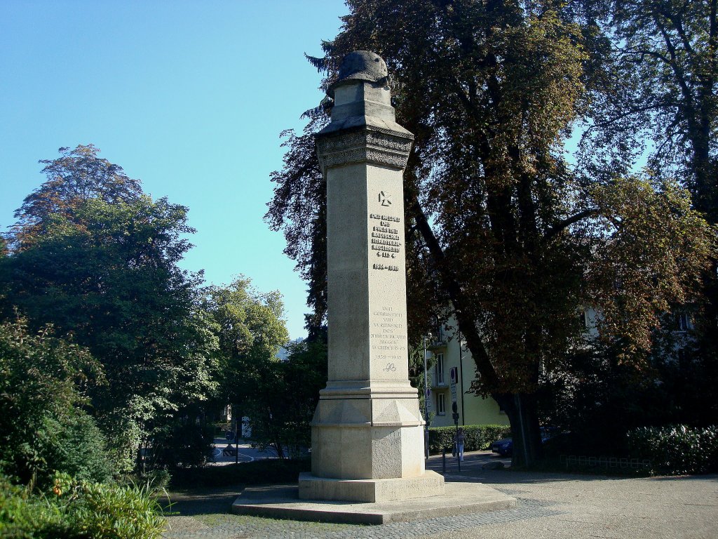 Freiburg im Breisgau,
das Soldatendenkmal fr die beiden Weltkriege steht im Stadtgarten,
Sept.2010