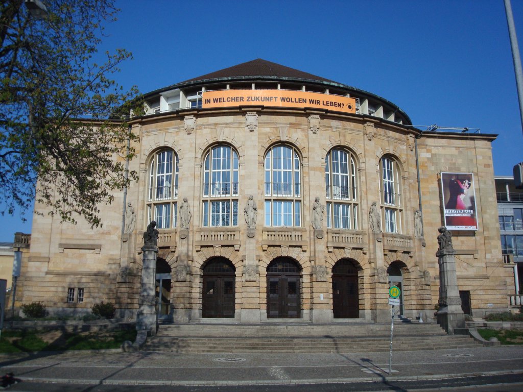 Freiburg im Breisgau,
das Stadttheater, erbaut 1905-10,
1944 beim Bombenangriff zerstrt, dann wieder aufgebaut,
April 2010
