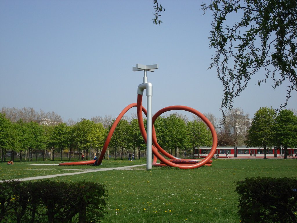 Freiburg im Breisgau,
der Eschholzpark errichtet 1982,
mit dem Kunstobjekt von C.Oldenburg/New York,
der ber 8m hohe Wasserhahn mit Gartenschlauch erinnert
an die vormalige Gartenanlage,
April 2010