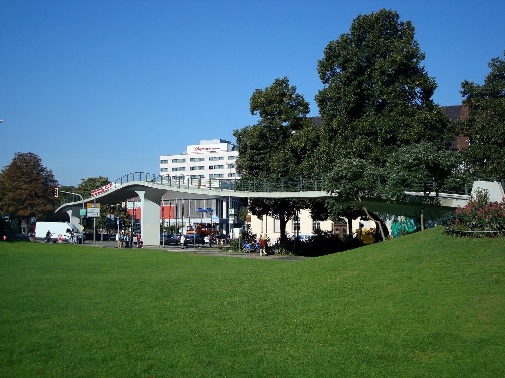 Freiburg im Breisgau,
der Karlssteg, eine Spannbandbrcke fr Fugnger berquert eine groe Kreuzung und verbindet Karlsplatz und Stadtgarten,
Lnge 137m, erbaut 1969-70,
Sep.2010