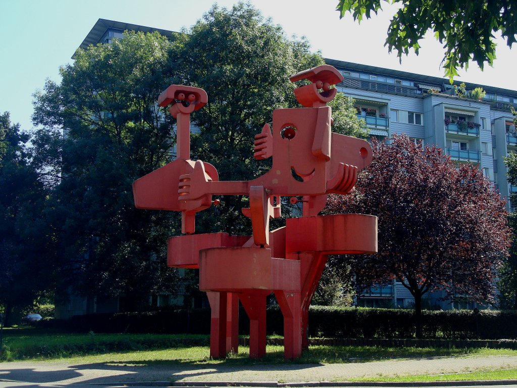 Freiburg im Breisgau,
der  Rote Otto , ein 12m hohes, bewegliches Kunstwerk aus Polyester und Beton vom Knstler Eberhard Rau, steht seit 1973 am Eingang zum Stadteil Landwasser,
Sept.2010