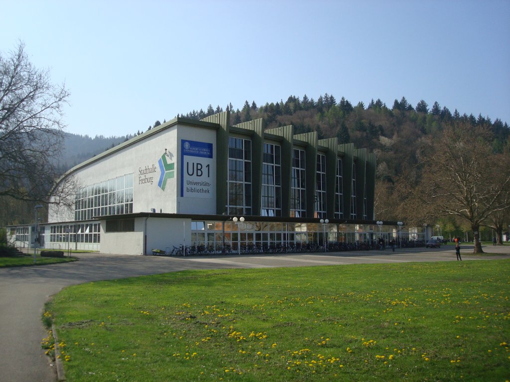 Freiburg im Breisgau,
die alte Stadthalle von 1955, damals in nur 132 Tagen erbaut,
steht unter Denkmalschutz, beherbergt z.Z.die
Unibibliothek,
April 2010